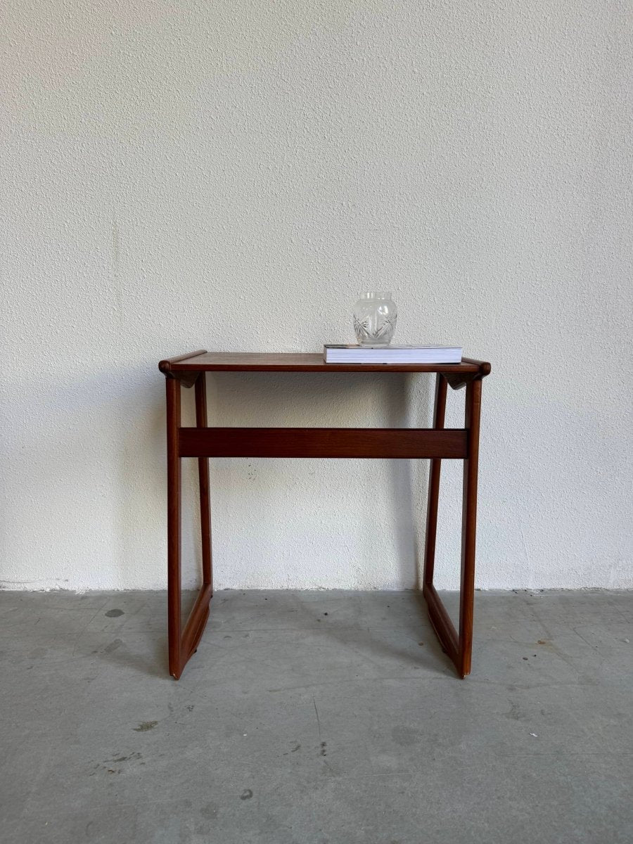 
                  
                    Vintage bijzettafeltje teak - LOUI.STORE
                  
                