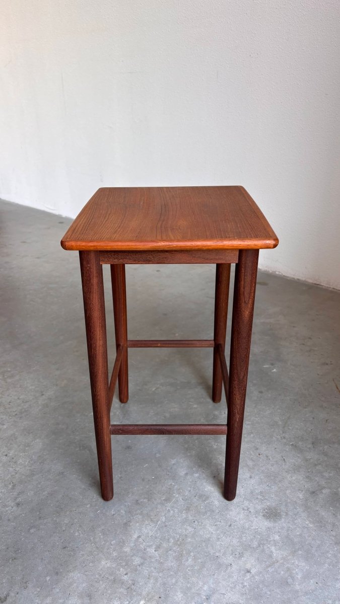 
                  
                    Vintage bijzettafeltje teak - LOUI.STORE
                  
                