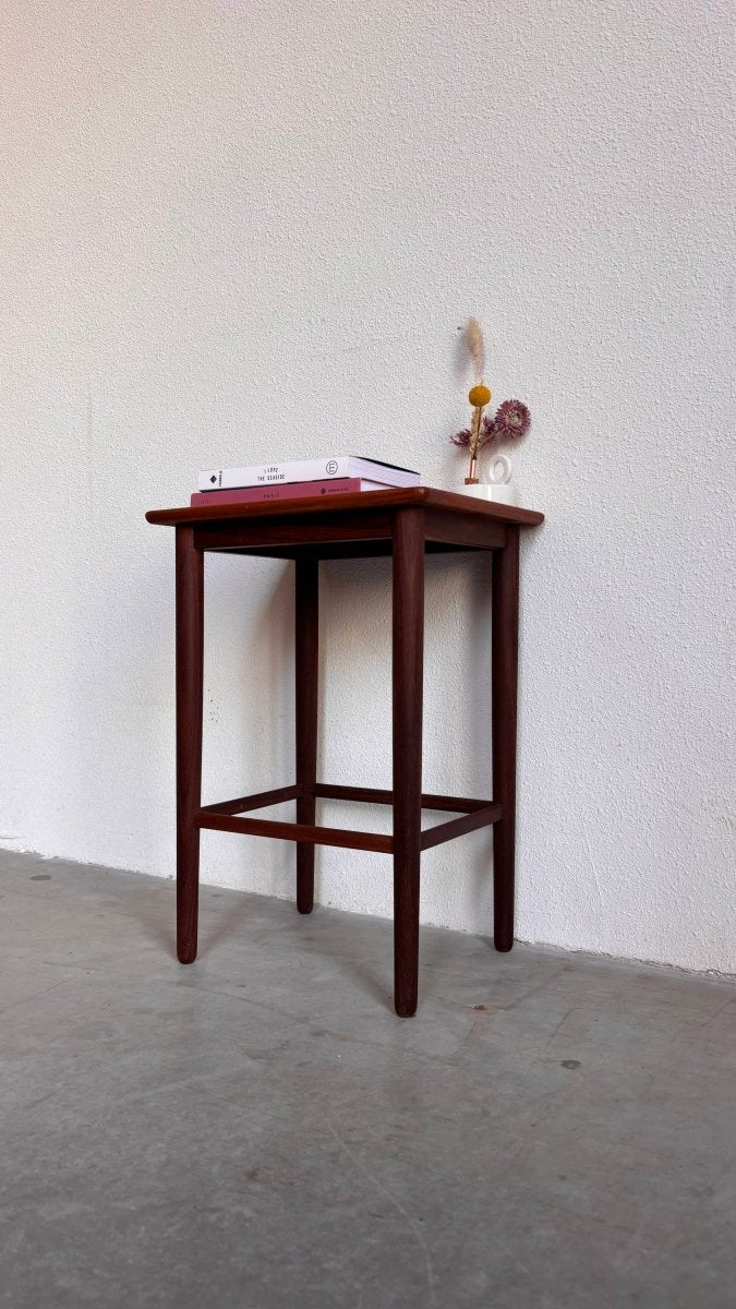 
                  
                    Vintage bijzettafeltje teak - LOUI.STORE
                  
                