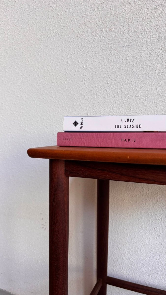 
                  
                    Vintage bijzettafeltje teak - LOUI.STORE
                  
                