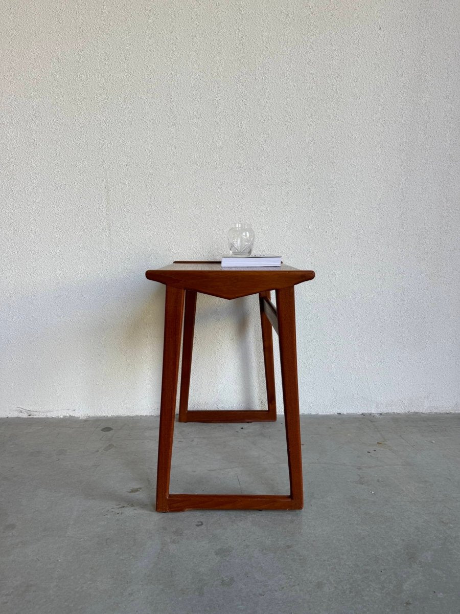 
                  
                    Vintage bijzettafeltje teak - LOUI.STORE
                  
                
