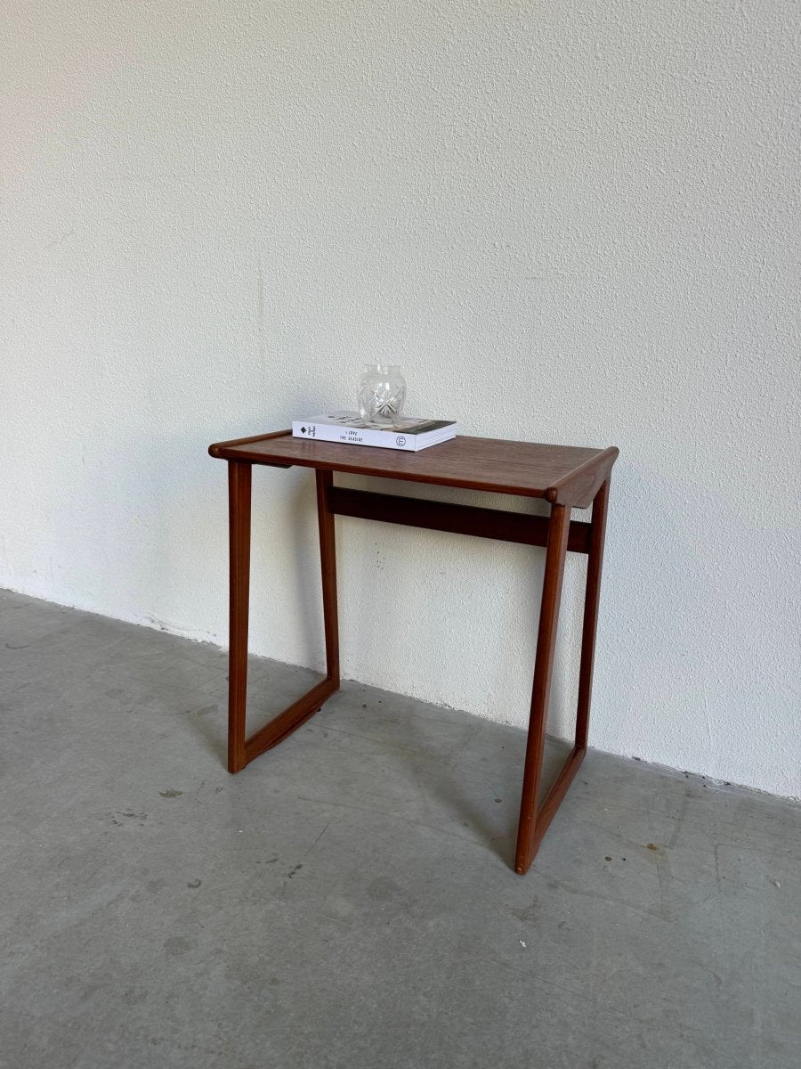 
                  
                    Vintage bijzettafeltje teak - LOUI.STORE
                  
                