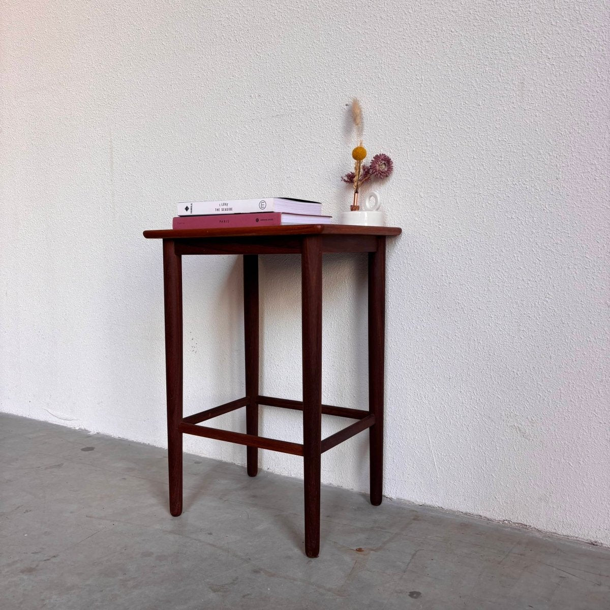 
                  
                    Vintage bijzettafeltje teak - LOUI.STORE
                  
                