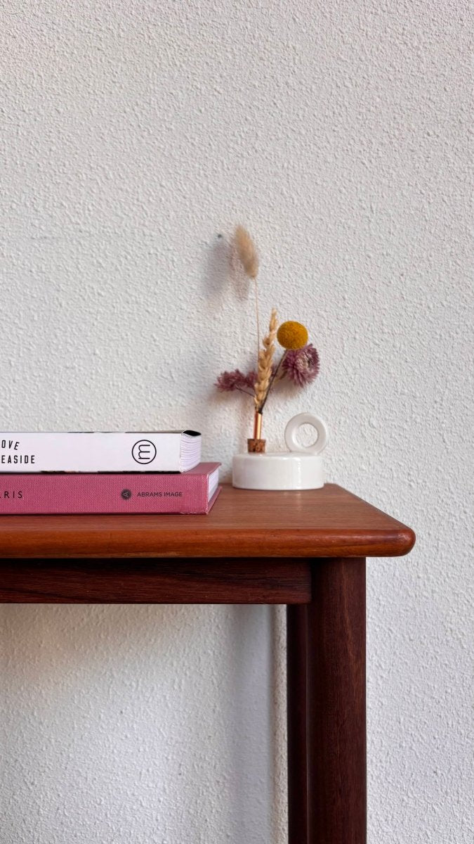 
                  
                    Vintage bijzettafeltje teak - LOUI.STORE
                  
                