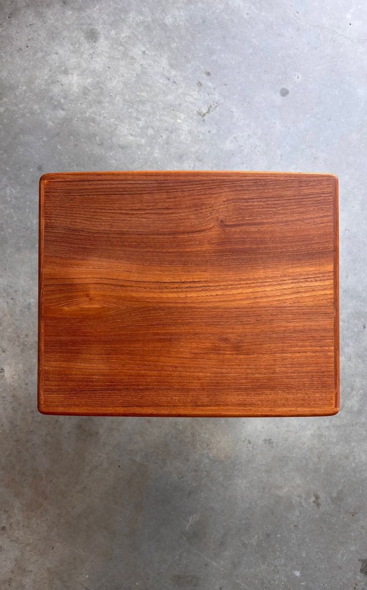 
                  
                    Vintage bijzettafeltje teak - LOUI.STORE
                  
                