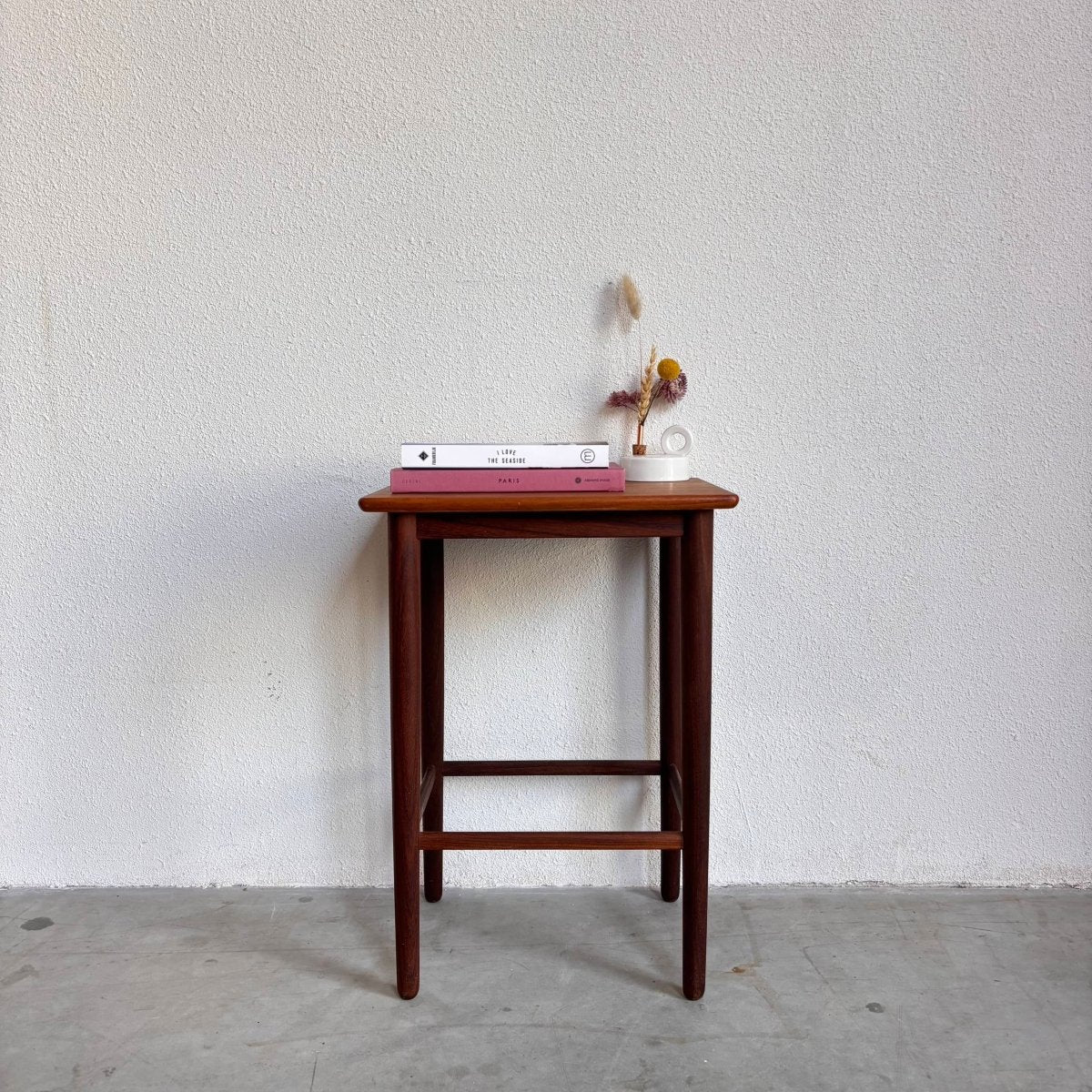 
                  
                    Vintage bijzettafeltje teak - LOUI.STORE
                  
                