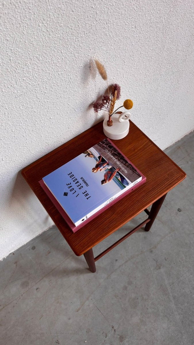 
                  
                    Vintage bijzettafeltje teak - LOUI.STORE
                  
                