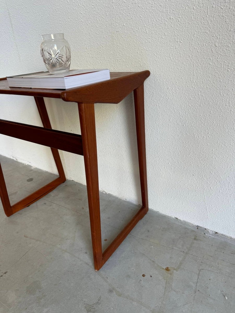 
                  
                    Vintage bijzettafeltje teak - LOUI.STORE
                  
                