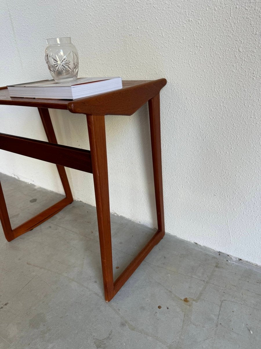 
                  
                    Vintage bijzettafeltje teak - LOUI.STORE
                  
                