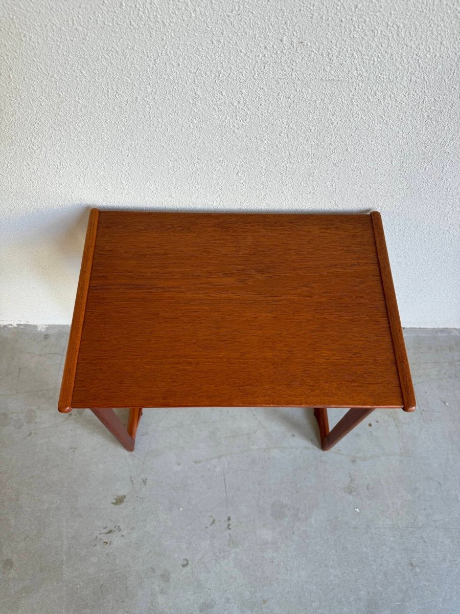 
                  
                    Vintage bijzettafeltje teak - LOUI.STORE
                  
                