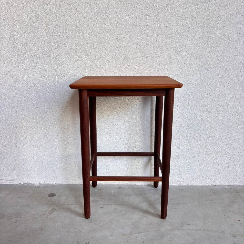 
                  
                    Vintage bijzettafeltje teak - LOUI.STORE
                  
                