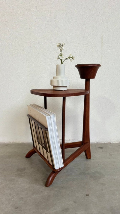 
                  
                    Vintage bijzettafeltje + tijdschriftenhouder teak - LOUI.STORE
                  
                