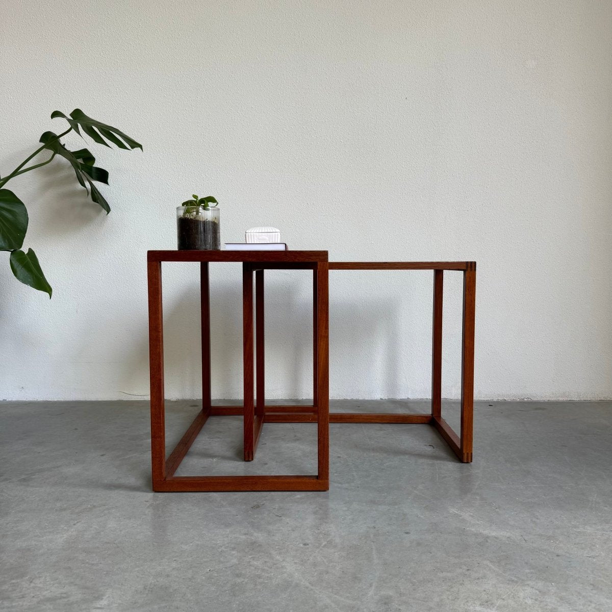 
                  
                    Vintage bijzettafeltjes teak set 2* - LOUI.STORE
                  
                
