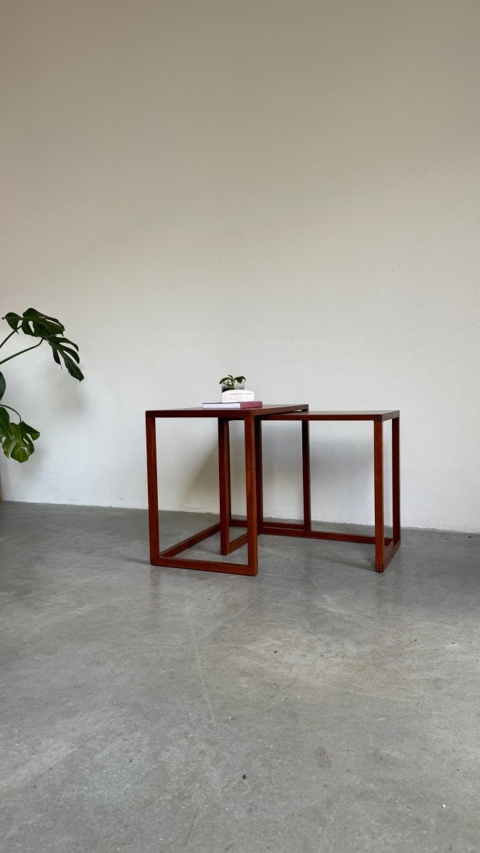 
                  
                    Vintage bijzettafeltjes teak set 2* - LOUI.STORE
                  
                