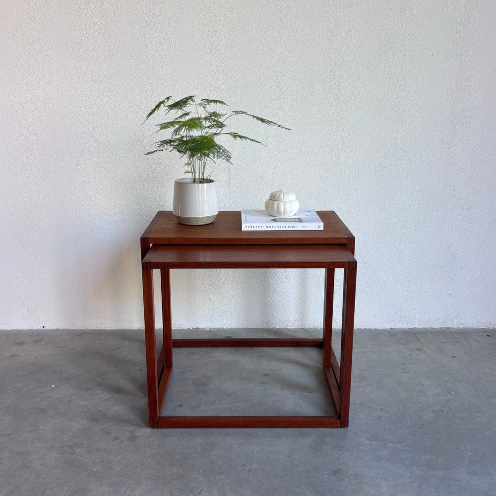 
                  
                    Vintage bijzettafeltjes teak set 2* - LOUI.STORE
                  
                