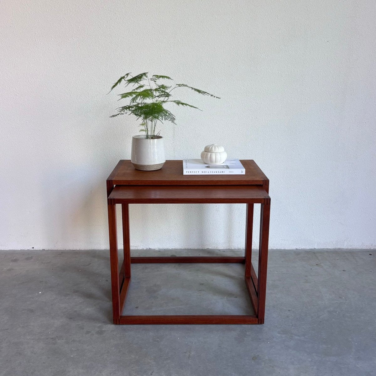 
                  
                    Vintage bijzettafeltjes teak set 2* - LOUI.STORE
                  
                