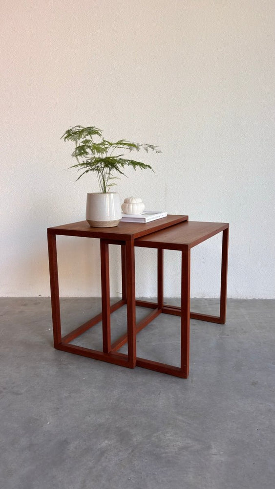 
                  
                    Vintage bijzettafeltjes teak set 2* - LOUI.STORE
                  
                
