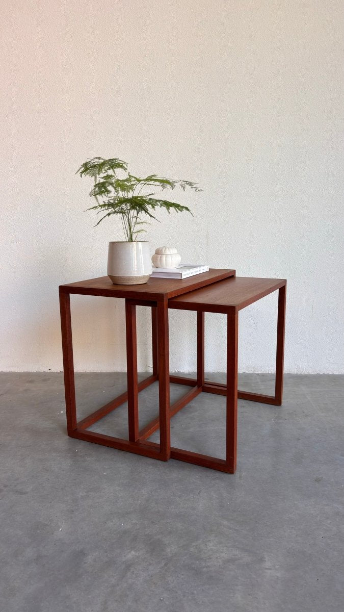 
                  
                    Vintage bijzettafeltjes teak set 2* - LOUI.STORE
                  
                