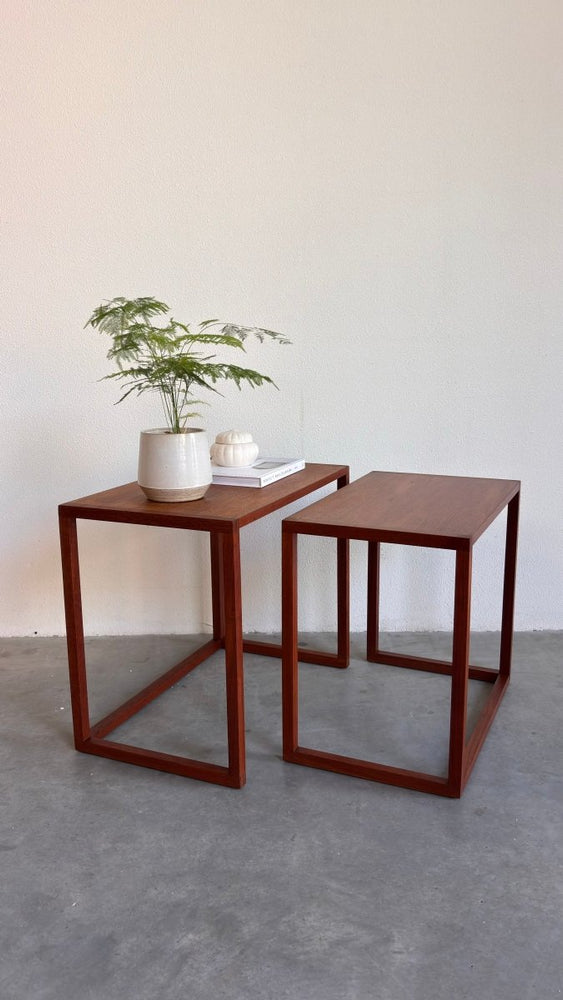 
                  
                    Vintage bijzettafeltjes teak set 2* - LOUI.STORE
                  
                