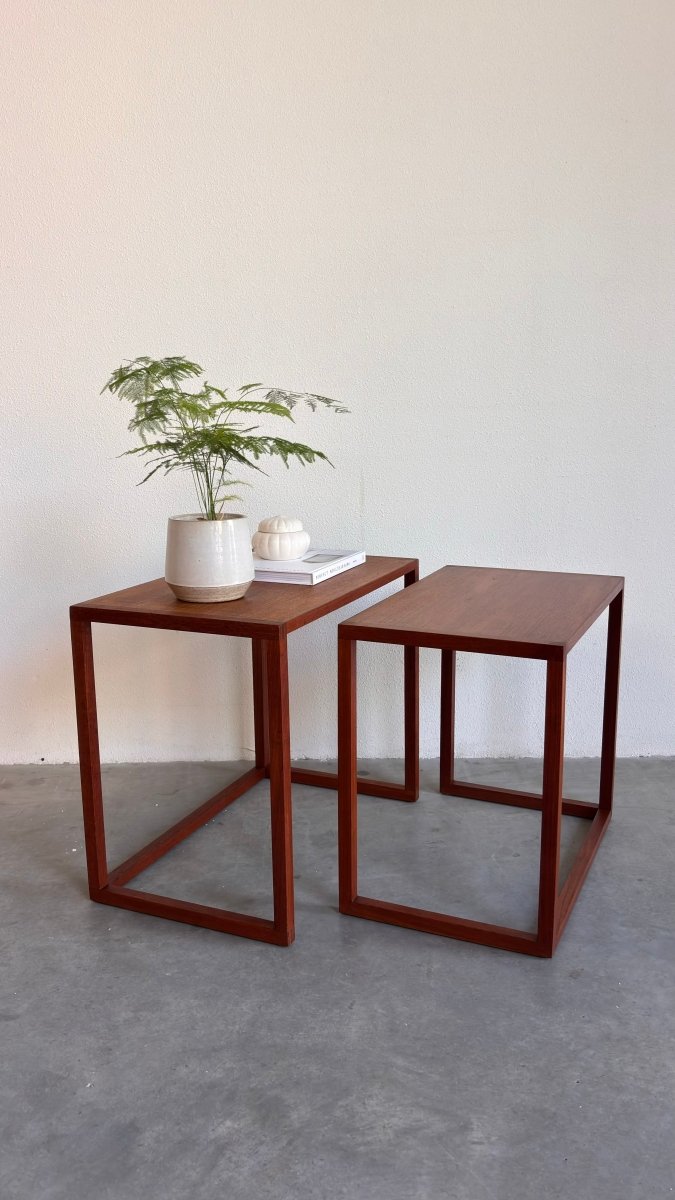 
                  
                    Vintage bijzettafeltjes teak set 2* - LOUI.STORE
                  
                