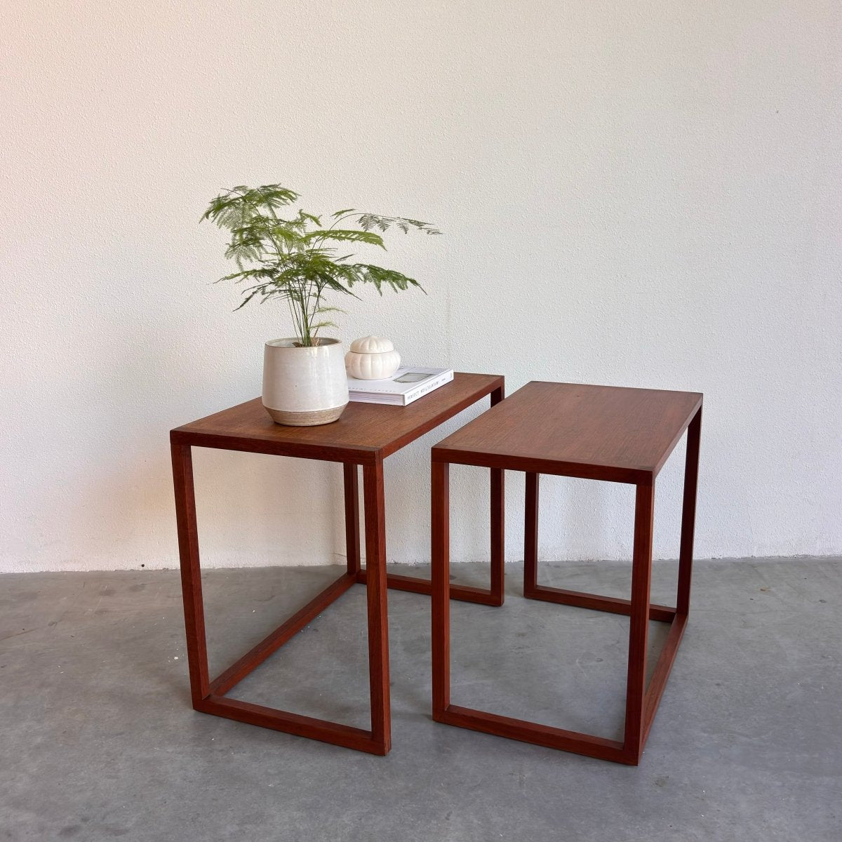 
                  
                    Vintage bijzettafeltjes teak set 2* - LOUI.STORE
                  
                