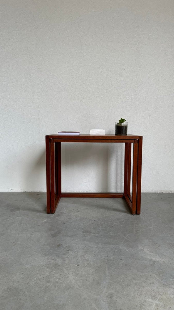 
                  
                    Vintage bijzettafeltjes teak set 2* - LOUI.STORE
                  
                