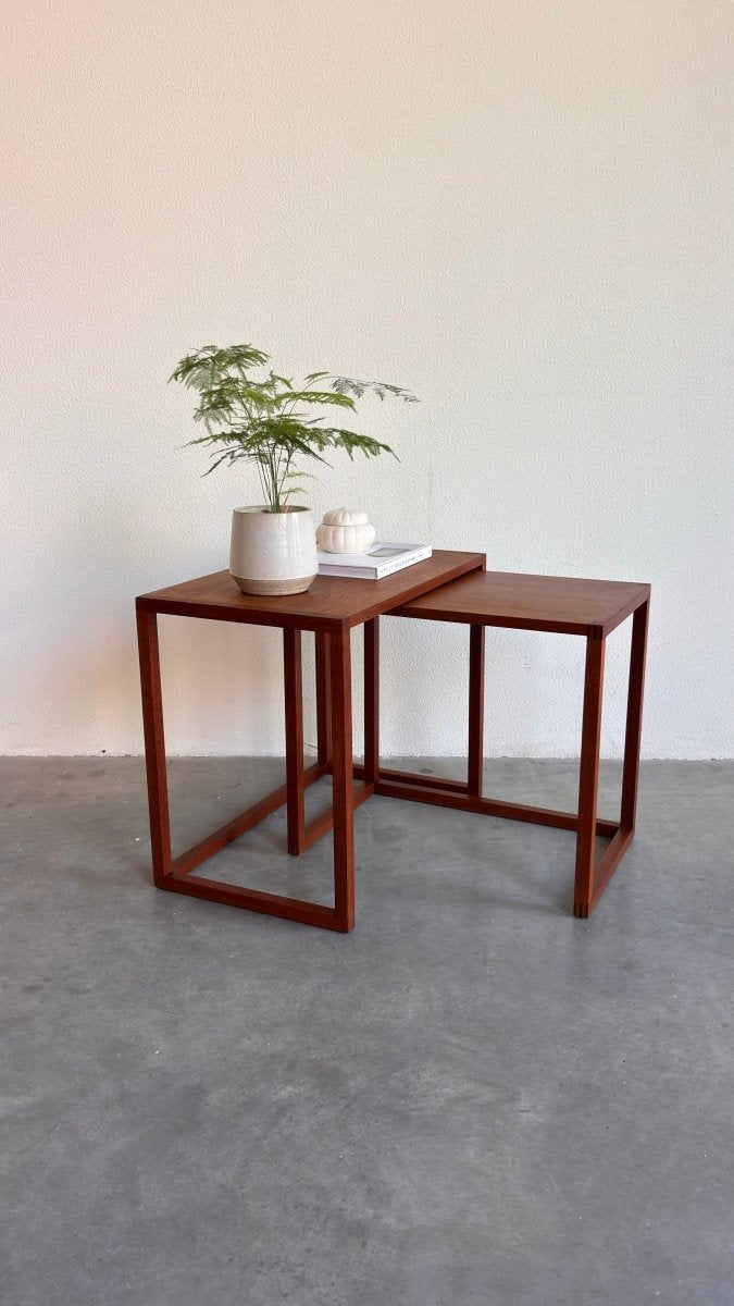 
                  
                    Vintage bijzettafeltjes teak set 2* - LOUI.STORE
                  
                