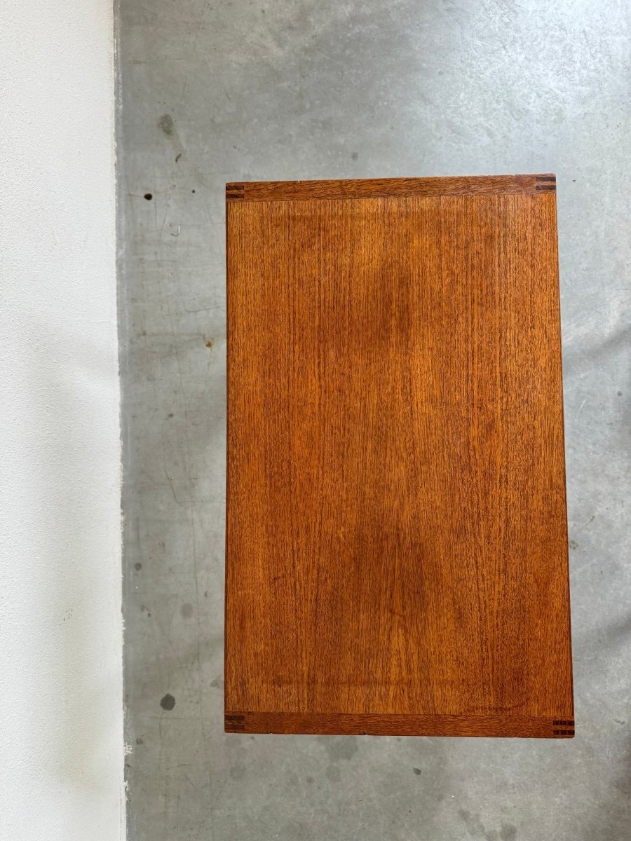 
                  
                    Vintage bijzettafeltjes teak set 2* - LOUI.STORE
                  
                