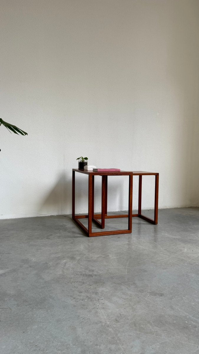 
                  
                    Vintage bijzettafeltjes teak set 2* - LOUI.STORE
                  
                