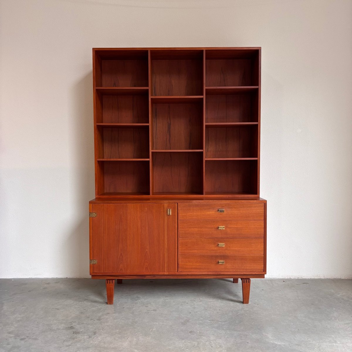 
                  
                    Vintage boeken - wandkast Peter Løvig teak - LOUI.STORE
                  
                
