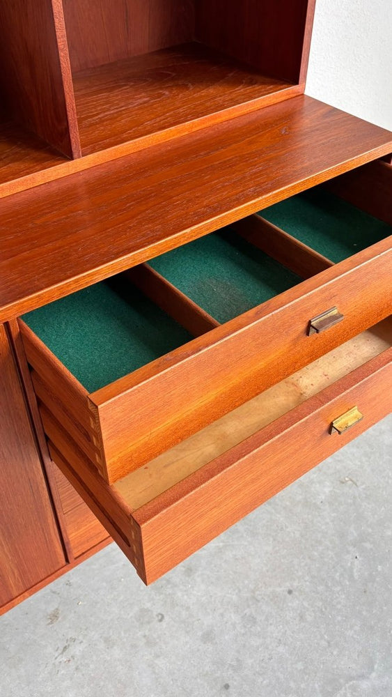 
                  
                    Vintage boeken - wandkast Peter Løvig teak - LOUI.STORE
                  
                