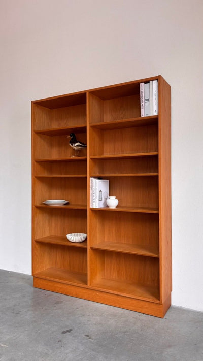 
                  
                    Vintage boekenkast bibliotheek Hundevad - LOUI.STORE
                  
                