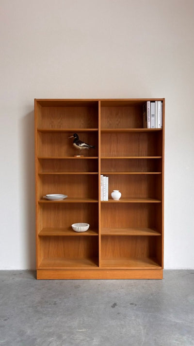 
                  
                    Vintage boekenkast bibliotheek Hundevad - LOUI.STORE
                  
                