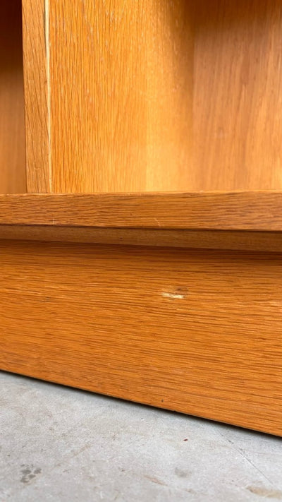 
                  
                    Vintage boekenkast bibliotheek Hundevad - LOUI.STORE
                  
                