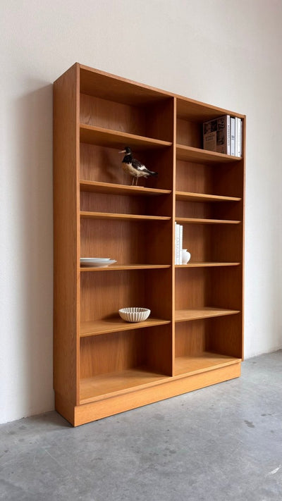 
                  
                    Vintage boekenkast bibliotheek Hundevad - LOUI.STORE
                  
                