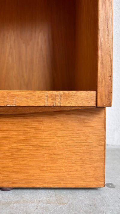 
                  
                    Vintage boekenkast bibliotheek Hundevad - LOUI.STORE
                  
                