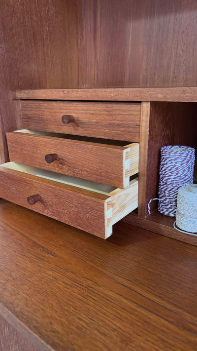 
                  
                    Vintage boekenkast + bureau - LOUI.STORE
                  
                