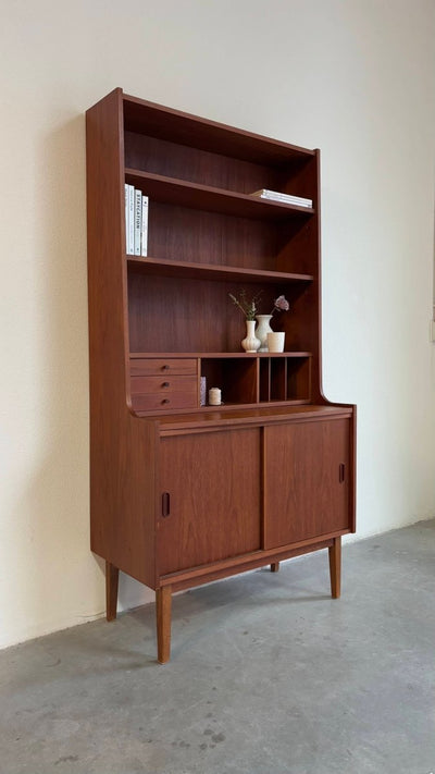 
                  
                    Vintage boekenkast + bureau - LOUI.STORE
                  
                