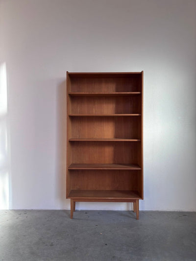 
                  
                    Vintage boekenkast hoog eiken - LOUI.STORE
                  
                