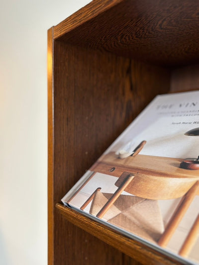 
                  
                    Vintage boekenkast Hundevad in Wenger met display - LOUI.STORE
                  
                