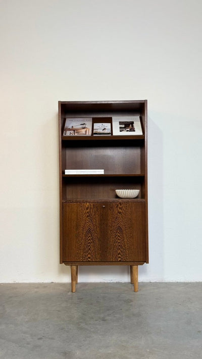 
                  
                    Vintage boekenkast Hundevad in Wenger met display - LOUI.STORE
                  
                