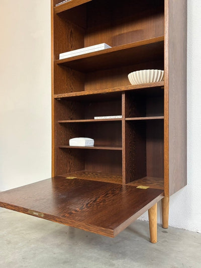 
                  
                    Vintage boekenkast Hundevad in Wenger met display - LOUI.STORE
                  
                