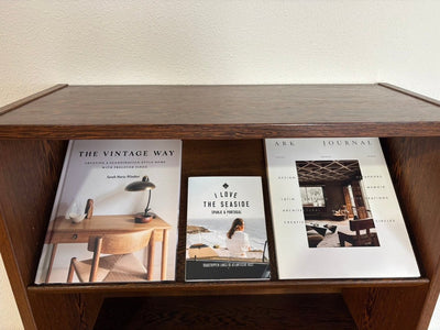 
                  
                    Vintage boekenkast Hundevad in Wenger met display - LOUI.STORE
                  
                