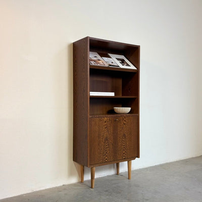 
                  
                    Vintage boekenkast Hundevad in Wenger met display - LOUI.STORE
                  
                