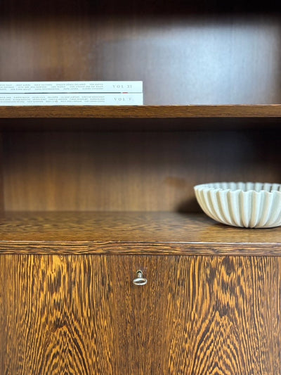 
                  
                    Vintage boekenkast Hundevad in Wenger met display - LOUI.STORE
                  
                