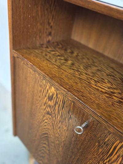 
                  
                    Vintage boekenkast Hundevad in Wenger met display - LOUI.STORE
                  
                