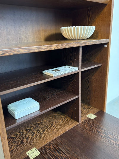 
                  
                    Vintage boekenkast Hundevad in Wenger met display - LOUI.STORE
                  
                