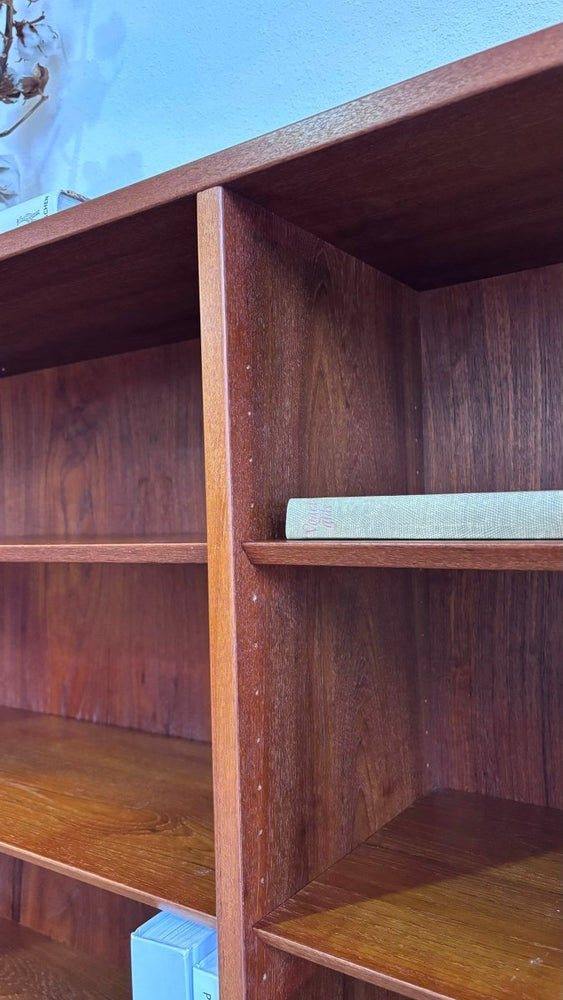 
                  
                    Vintage boekenkast Hundevad teak - LOUI.STORE
                  
                