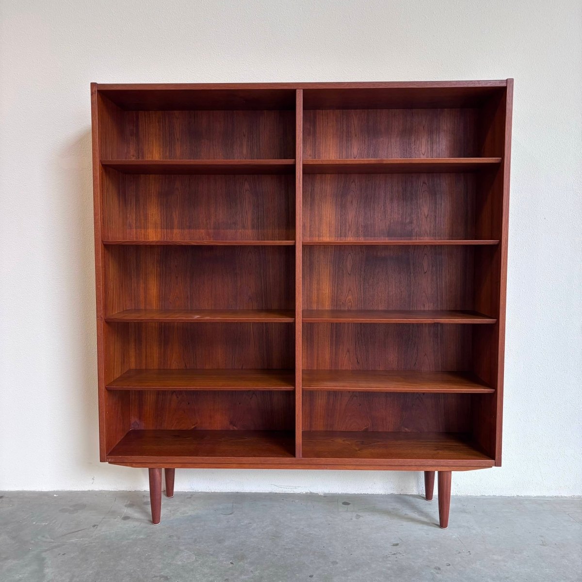 
                  
                    Vintage boekenkast Hundevad teak - LOUI.STORE
                  
                