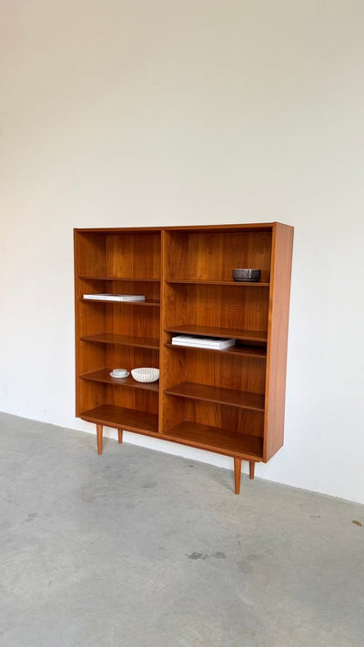 
                  
                    Vintage boekenkast Hundevad teak XL - LOUI
                  
                
